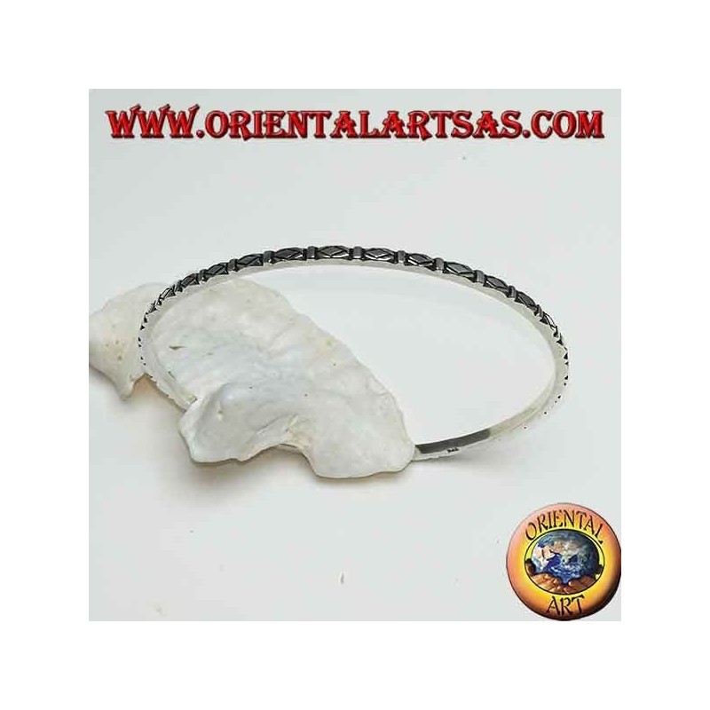 Bracciale ad anello in argento, con rombi intagliati