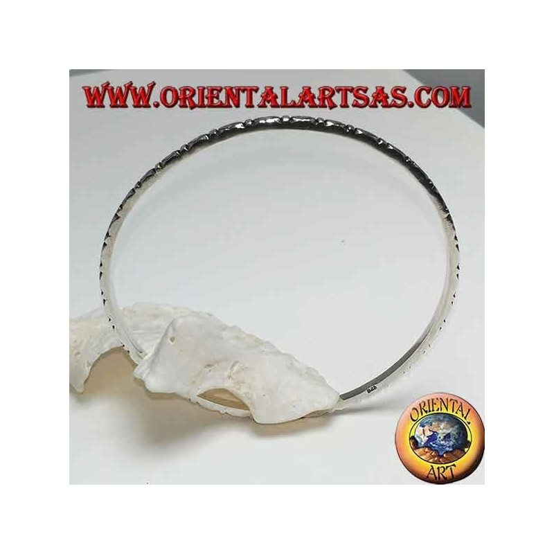 Pulsera de anillo de plata, con rombos tallados.