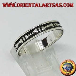 Anillo de plata con huesos huecos en bajorrelieve
