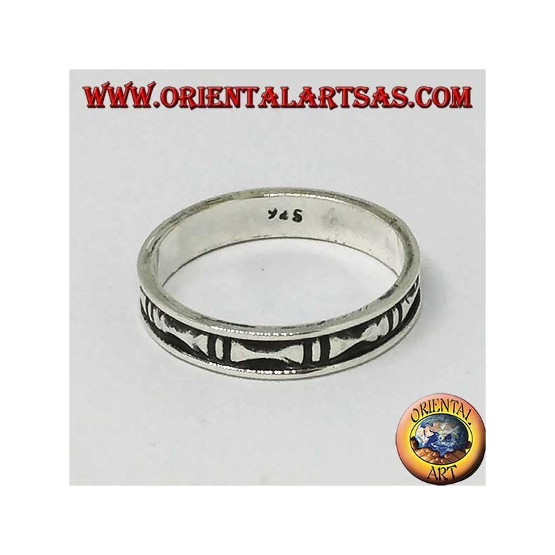 Bague en argent avec os creux en bas-relief