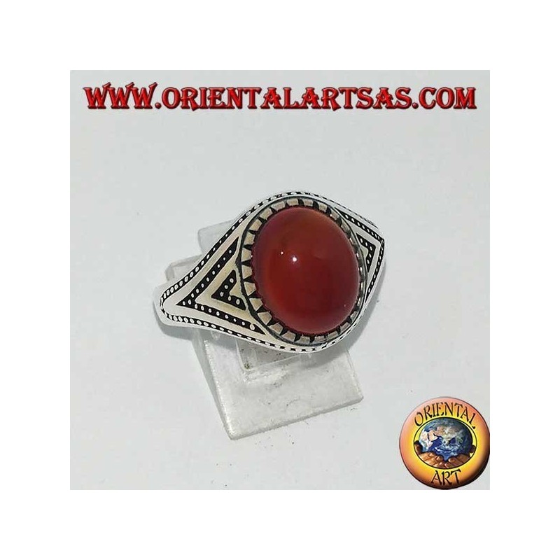 Bague en argent avec cornaline ovale sertie de triangles et de décorations de points latéraux