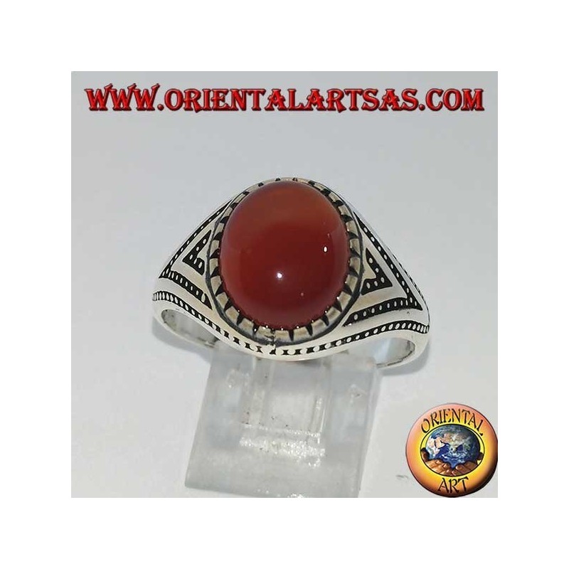 Bague en argent avec cornaline ovale sertie de triangles et de décorations de points latéraux
