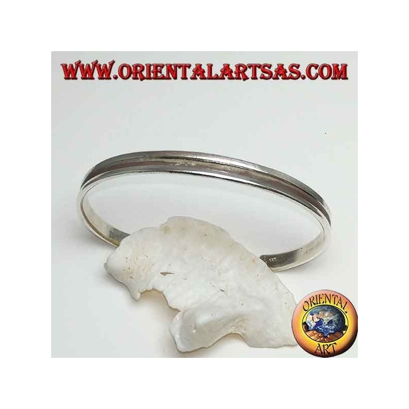 Pulsera rígida de plata con una línea hueca en el centro.