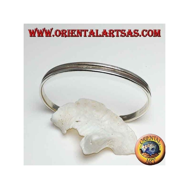 Pulsera rígida de plata con una línea hueca en el centro.