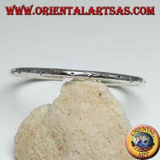 Bracciale in argento rigido, a filo tondo da mm. 3,5 inciso a mano