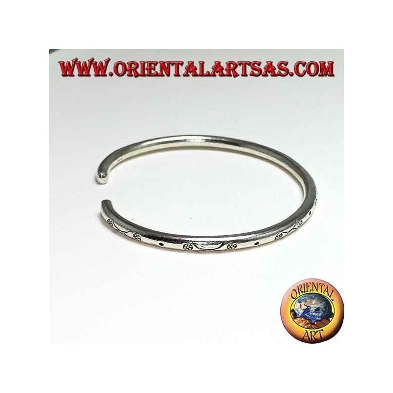 Pulsera en plata rígida, alambre redondo mm. 3.5 grabado a mano