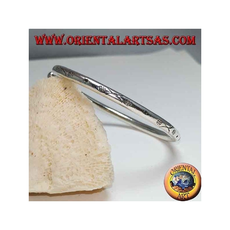 Bracciale in argento rigido, a filo tondo da mm. 3,5 inciso a mano