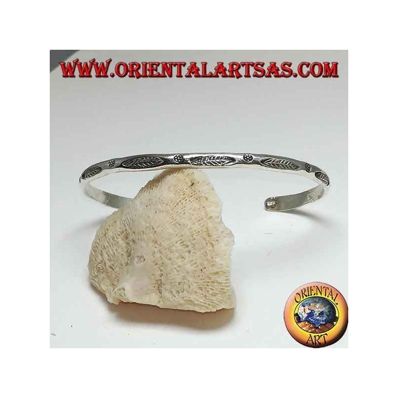 Pulsera rígida de plata, con grabados hechos a mano por Karen