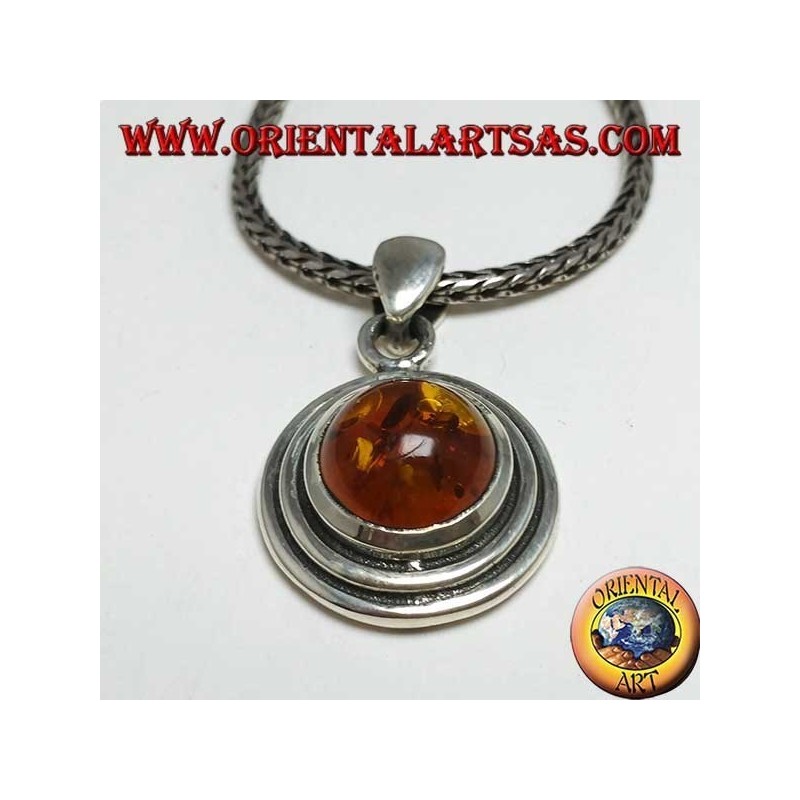 Silver pendant with a round amber, and two-wax edge