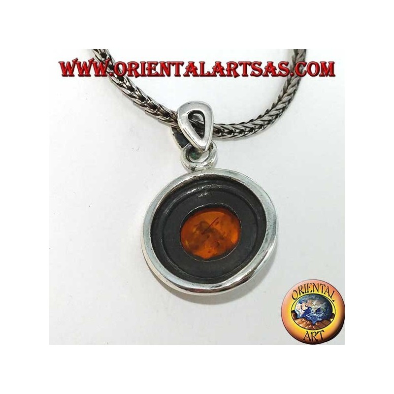 Colgante de plata con ámbar redondo y borde de dos ceras.