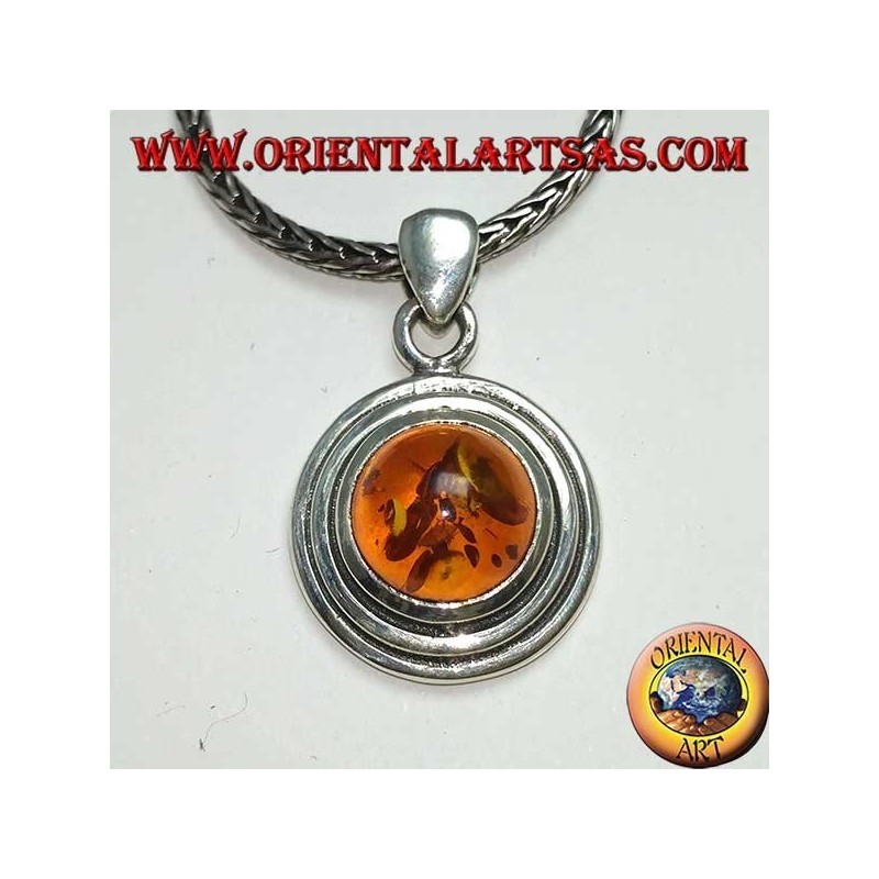 Colgante de plata con ámbar redondo y borde de dos ceras.