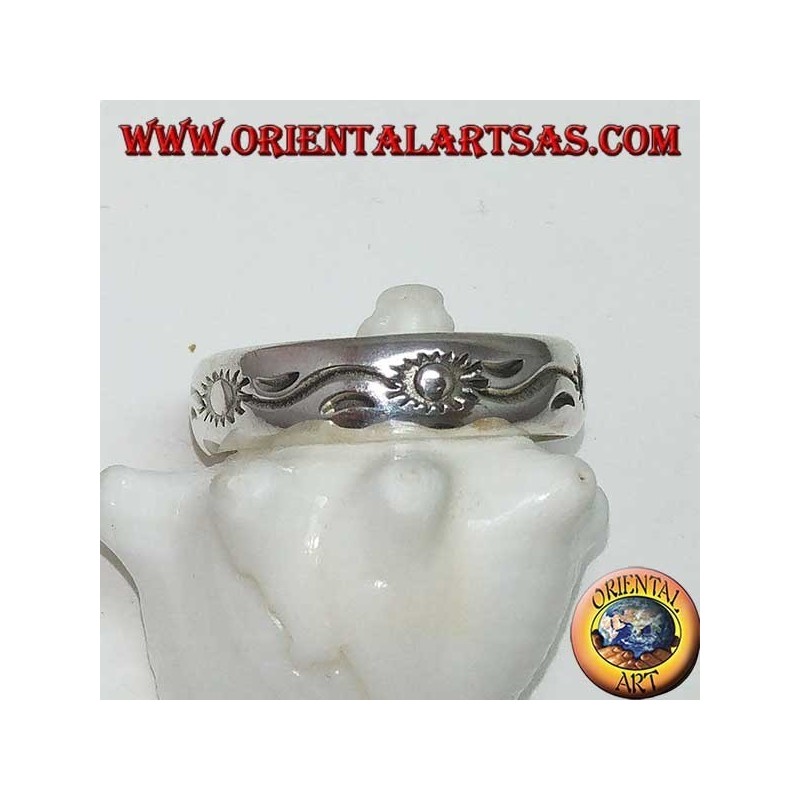 Anillo de plata con incrustaciones de sol y ondas alternas