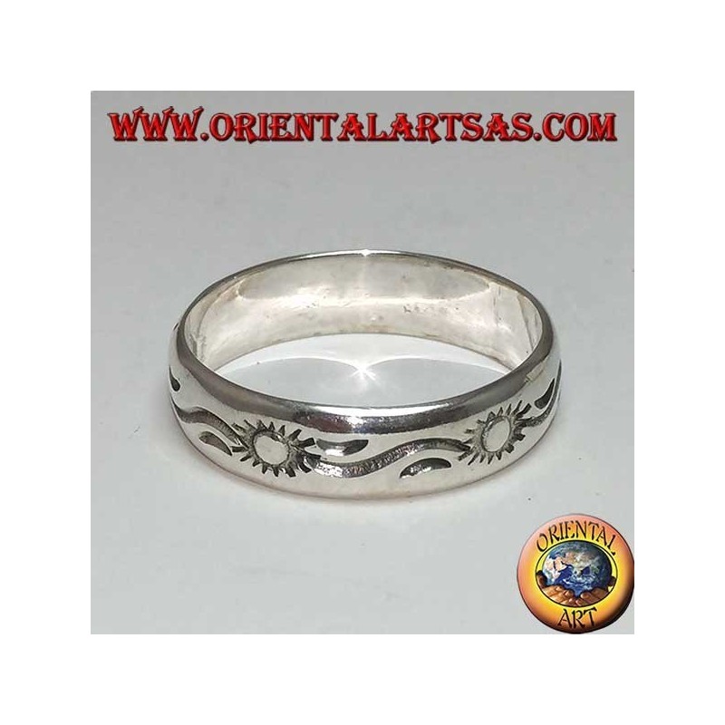 Anello a fedina in argento intarsiata con sole ed onde alternate