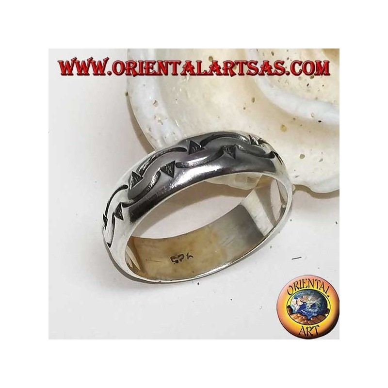 Anello in argento a fedina con due file di freccette curve scavate a mano