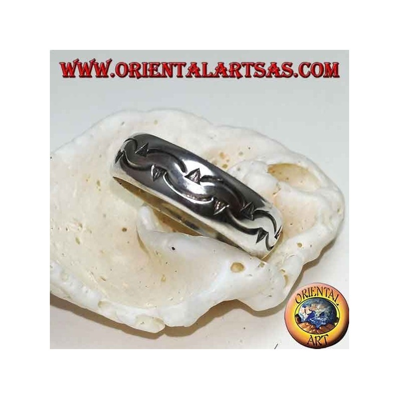 Anello in argento a fedina con due file di freccette curve scavate a mano