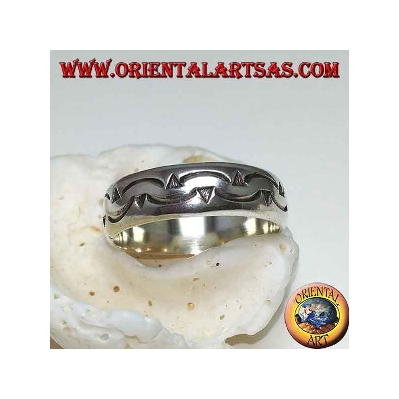 Anello in argento a fedina con due file di freccette curve scavate a mano