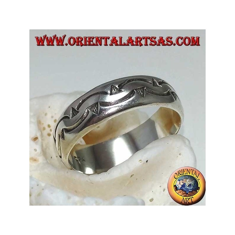 Anillo de plata con dos hileras de dardos curvos tallados a mano.