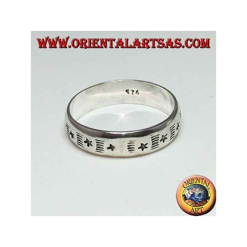 Anillo de plata con alternancia de estrellas y pentagramas grabados