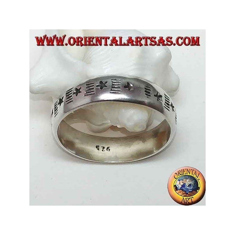 Anillo de plata con alternancia de estrellas y pentagramas grabados