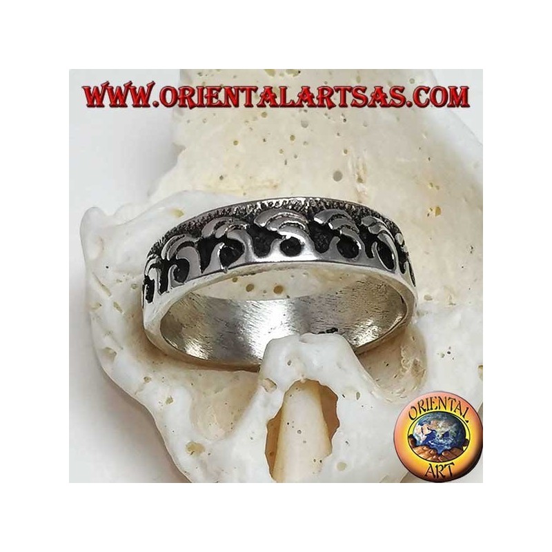 Anello in argento a fedina, onde del mare a basso rilievo
