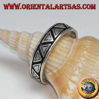 Bague en argent sterling avec triangles opposés gravés