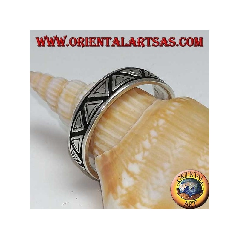 Anillo de plata esterlina, con triángulos opuestos grabados