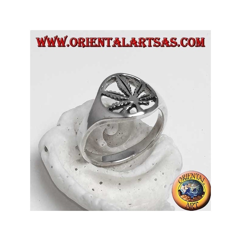 Bague en argent avec feuille de chanvre sculptée (marijuana)