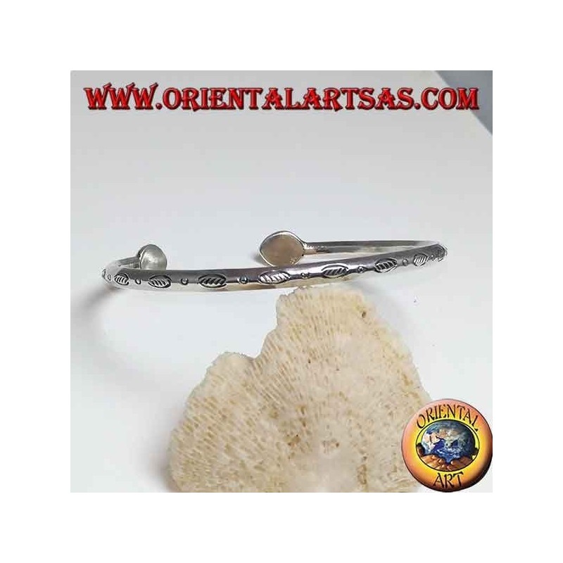 Bracciale in argento rigido, intagliato con finali a goccia  fatto a mano