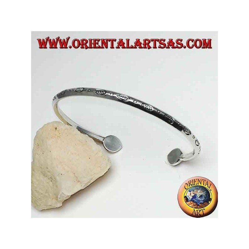 Bracelet rigide en argent, sculpté avec une finale en forme de goutte faite à la main