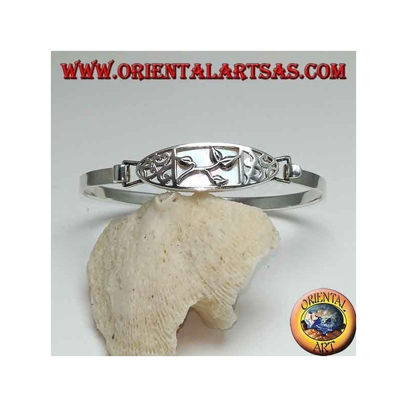 Pulsera rígida de plata con talla floral y nácar rectangular debajo