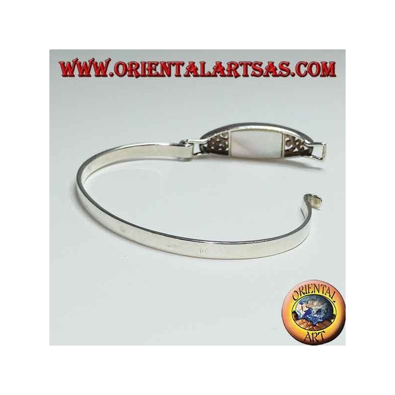 Steifes Silberarmband mit floraler Schnitzerei und rechteckigem Perlmutt darunter
