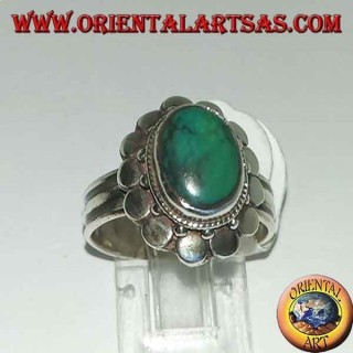 Anillo de plata con turquesa ovalada antigua natural, ribeteada con placas redondas