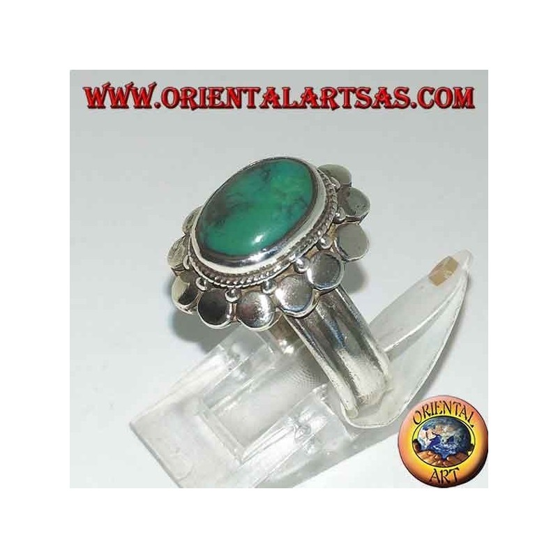 Anillo de plata con turquesa ovalada antigua natural, ribeteada con placas redondas