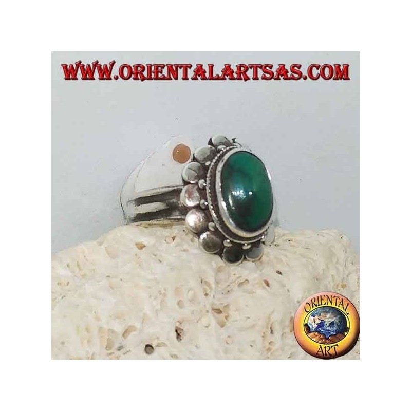 Bague en argent avec turquoise ovale antique naturelle, bordée de plaques rondes