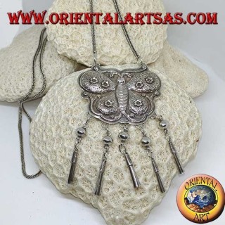 Collana in argento lunga con medaglione a forma di farfalla e pendenti