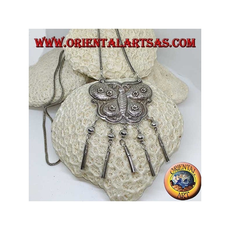 Long collier en argent avec médaillon en forme de papillon et pendentifs