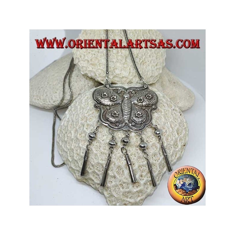 Collar largo de plata con medallón en forma de mariposa y colgantes.