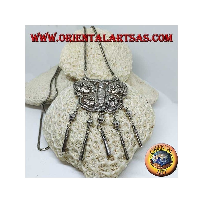 Collar largo de plata con medallón en forma de mariposa y colgantes.
