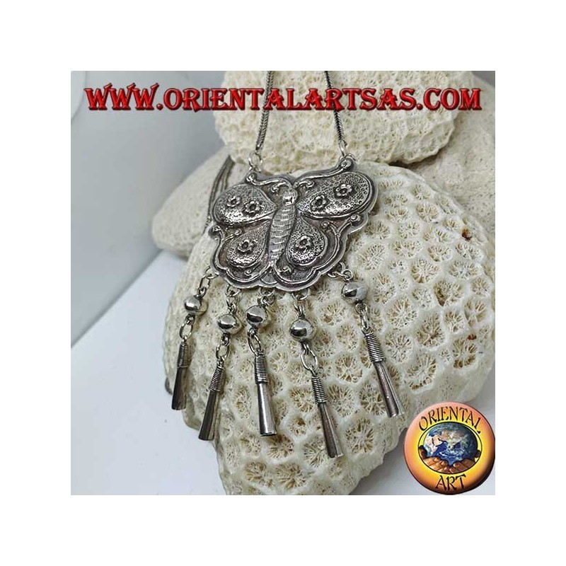 Collana in argento lunga con medaglione a forma di farfalla e pendenti