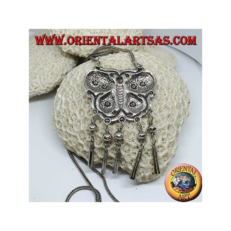 Collar largo de plata con medallón en forma de mariposa y colgantes.