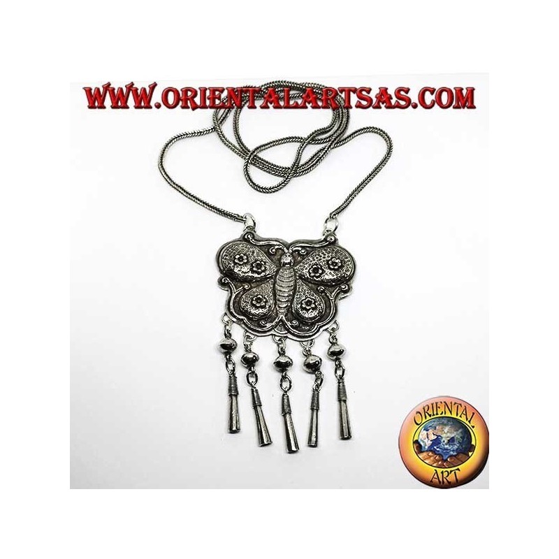 Long collier en argent avec médaillon en forme de papillon et pendentifs