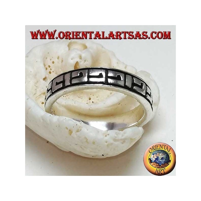 Anillo de plata con adornos en bajorrelieve griego