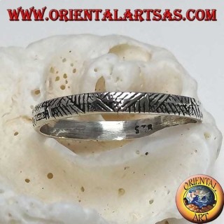 Band ring in narrow silver with geometric incisions