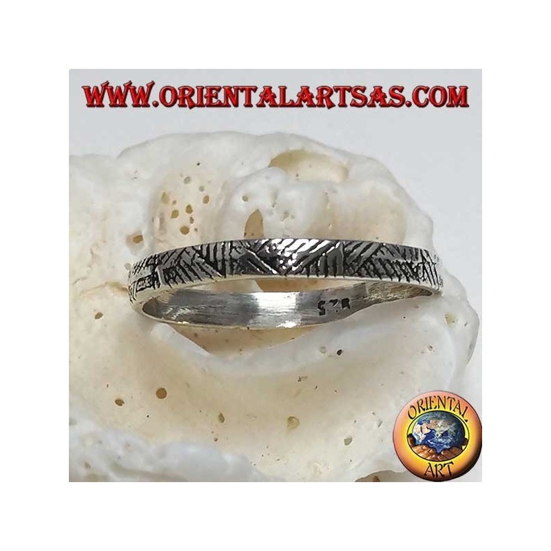 Bandring in schmalem Silber mit geometrischen Einschnitten