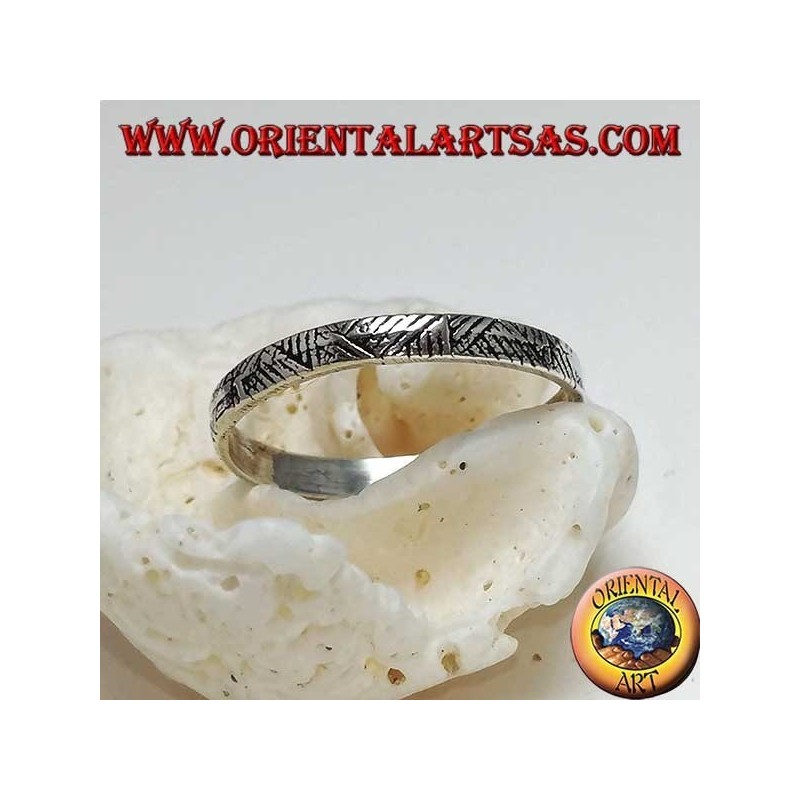 Bandring in schmalem Silber mit geometrischen Einschnitten