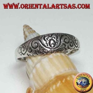 Bague en argent avec gravures florales