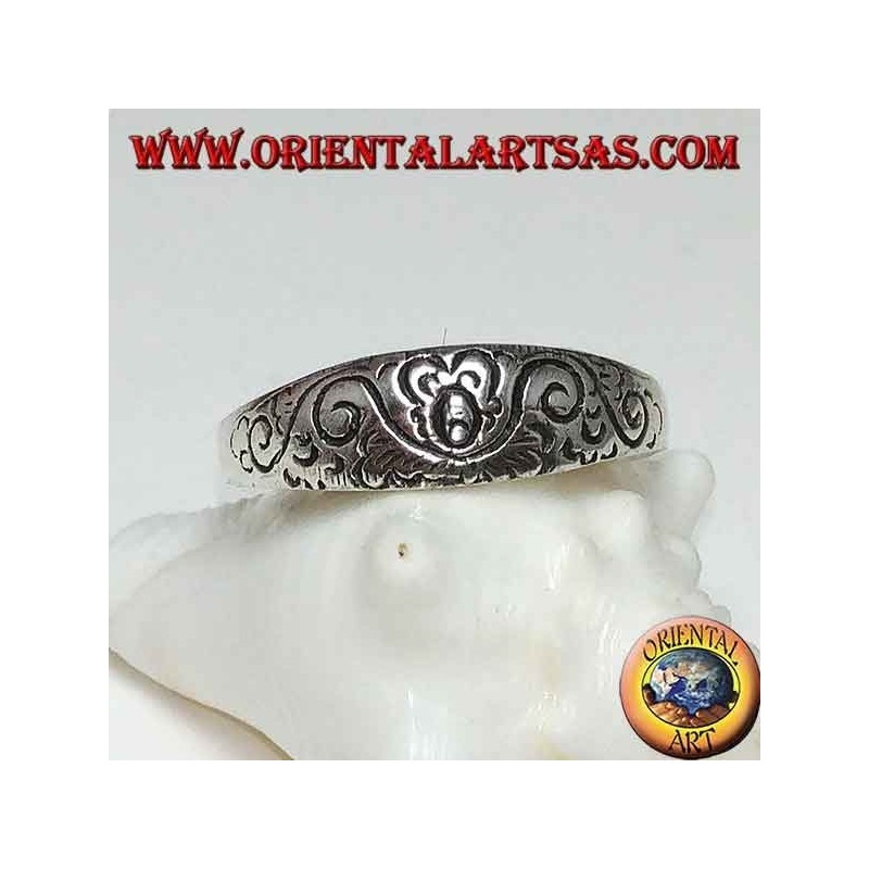 Anillo de plata con grabados florales.