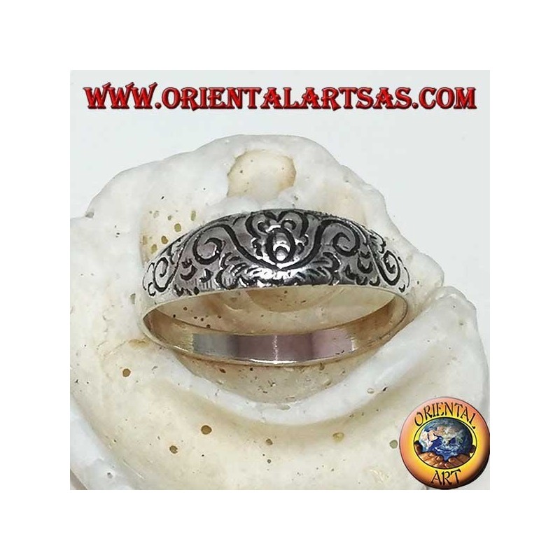 Anillo de plata con grabados florales.