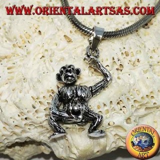 Pendentif en argent, singe qui se masturbe en bougeant la tête les bras