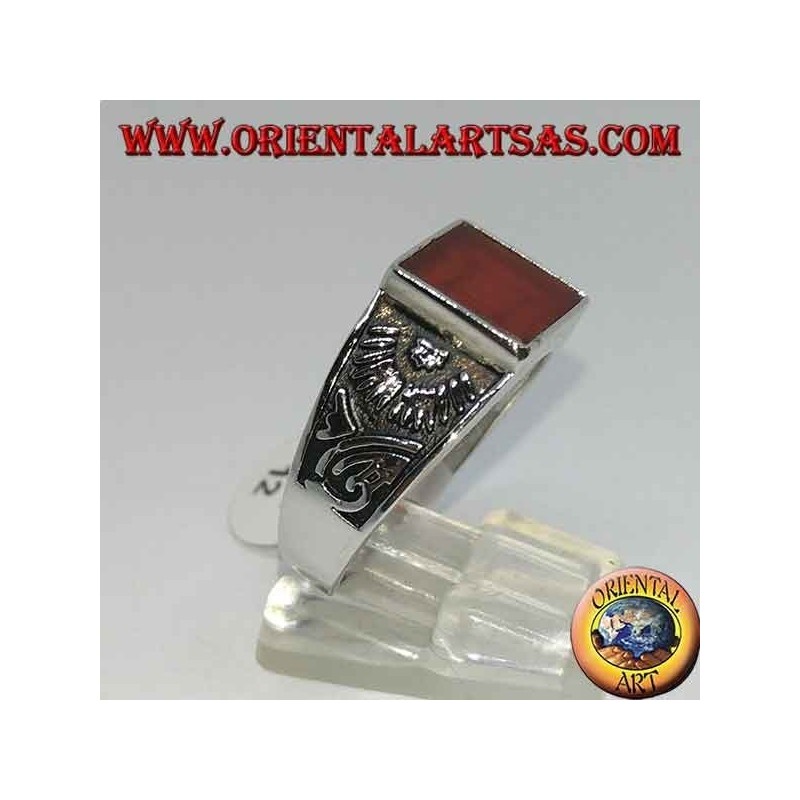 Anillo de plata engastado con cornalina cuadrada.